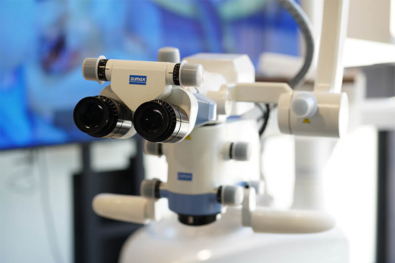 マイクロスコープによる精密な治療